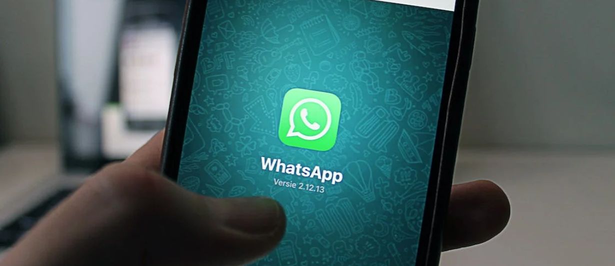 Teléfono con logo de WhatsApp